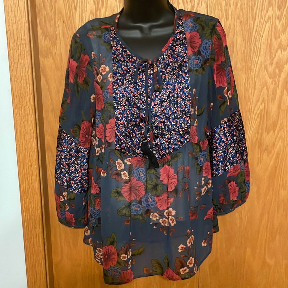 Pretty Daniel Rainn flowy floral top, size medium M